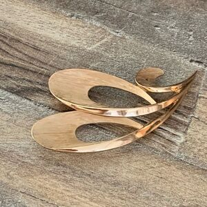 Vintage 1970's Crown Trifari Brooch Pin Abstract Swirl Brushed & Shiny Gold-tone